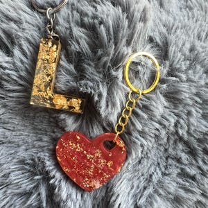 Porte clefs lettre, coeur, diamants en résine