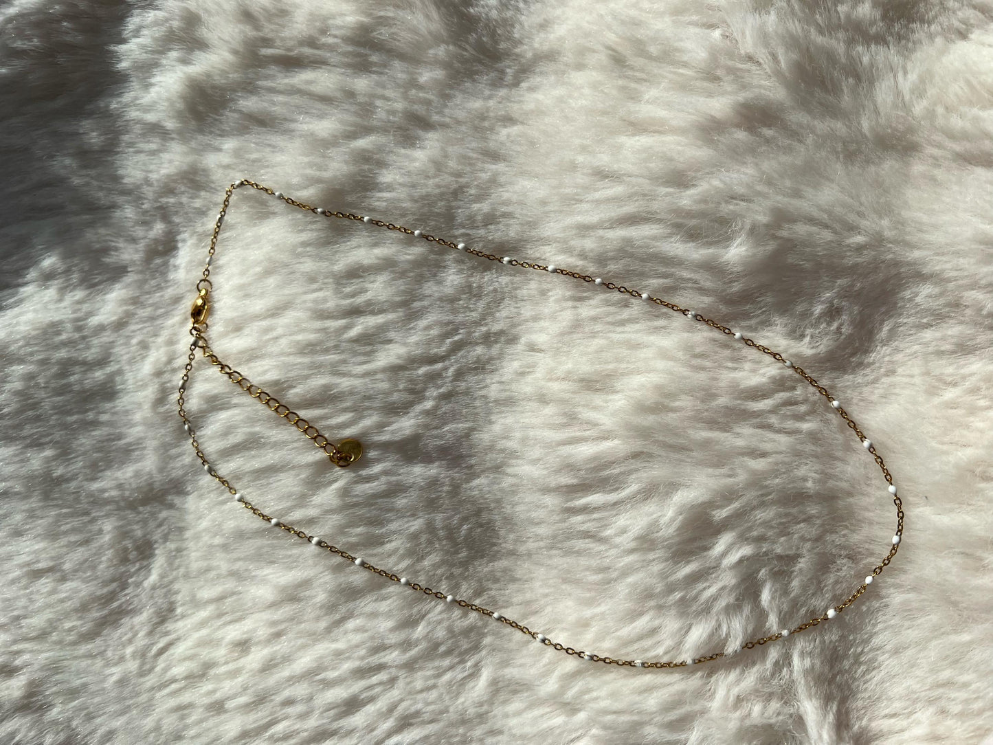 Collier en chaine acier doré et maillons blanc