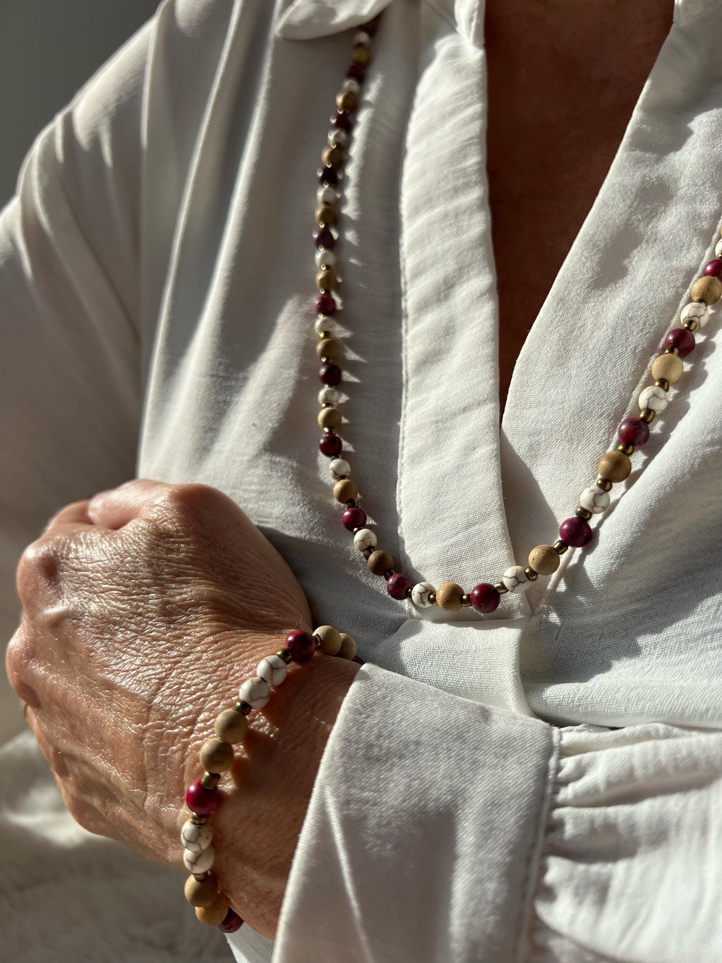 Parure collier et bracelet en perles roses et blanches